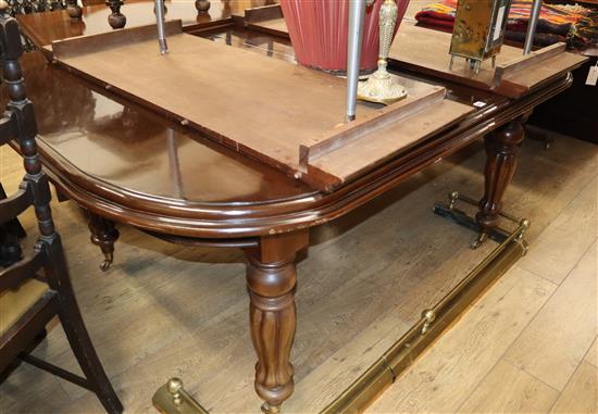 A Victorian style mahogany dining table W.180cm (unextended)